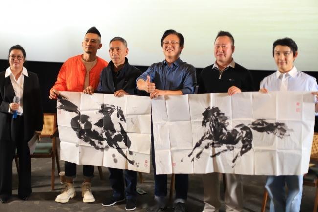 比茶山风景更动人的，是《白茶人生》里那些真实的人从上海、郑州到西安，《白茶人生》