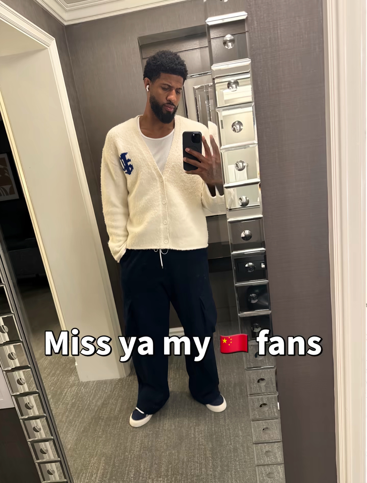 乔治国内社交媒体更新！分享了一张近期的自拍照，并配文：“Happy holida