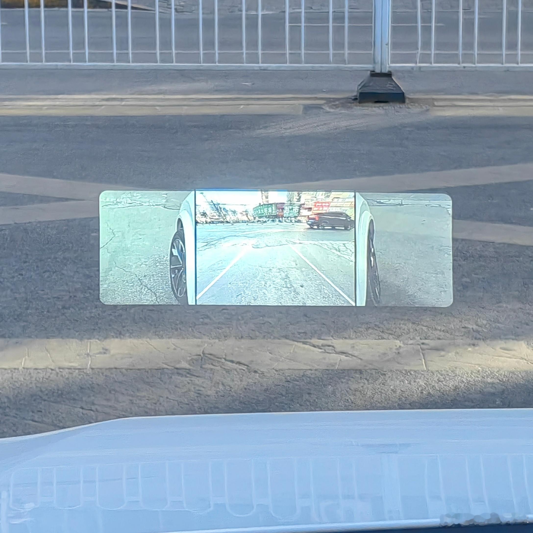 在一些狭窄路段的时候，这个HUD界面能自动变成360，就可以顾前顾左顾右，是真的