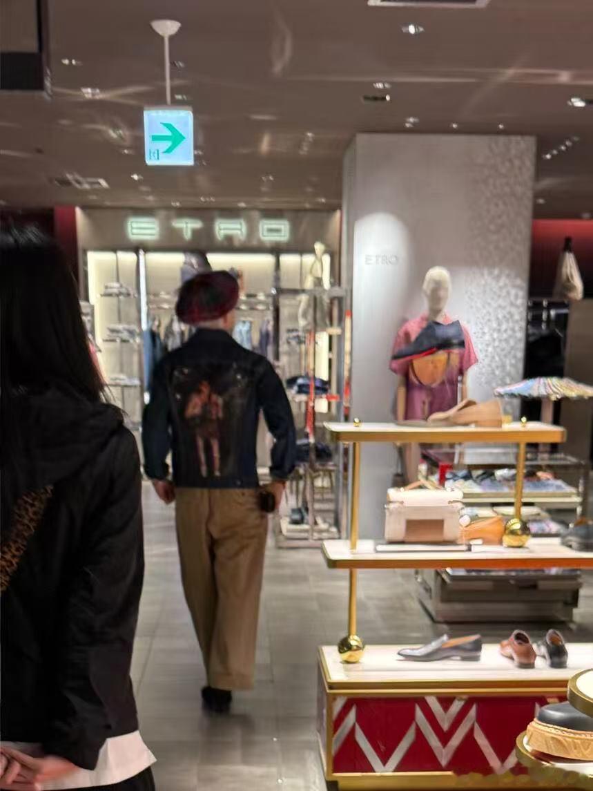 东京商场偶遇权志龙东京商场偶遇权志龙，啊 龙的脸真小比例真好瘦了好多东京偶遇权志