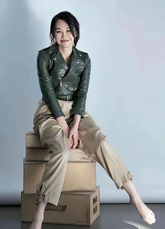 惊讶！58岁的她居然还是“少女脸”，调皮模样完全看不出年龄！单身多年的她，究竟是