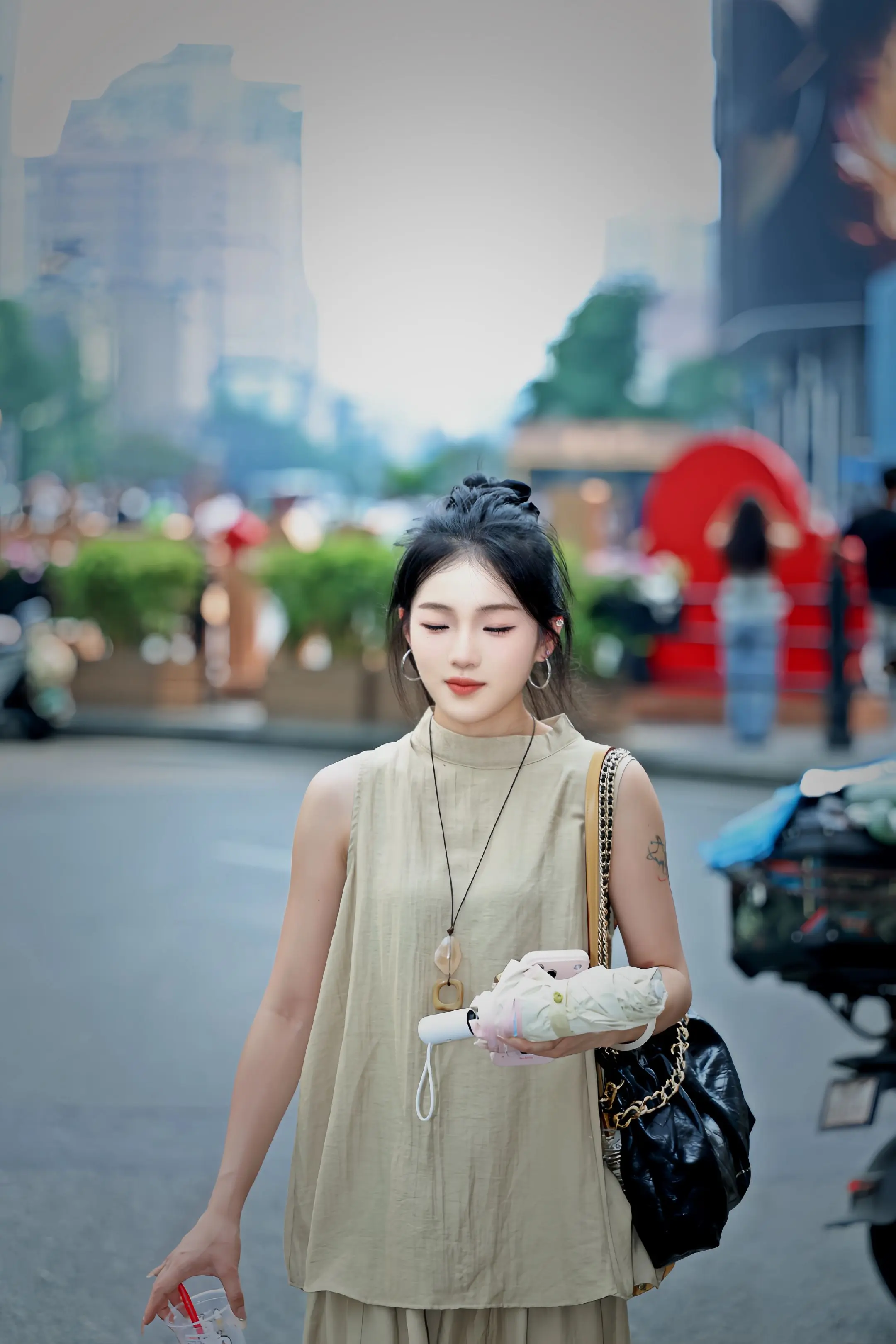 把街头走成T台，带电影感滤镜。真实的生活瞬间才最打动人。你不需要成为别...