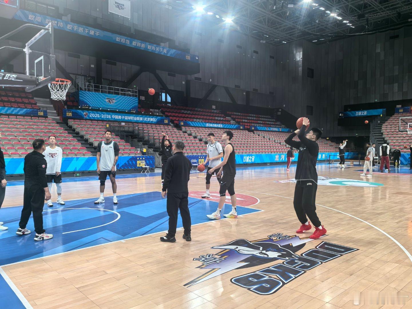 北京男篮vs福建男篮 张鹏珲回来了，其他人员和上一场一样。 