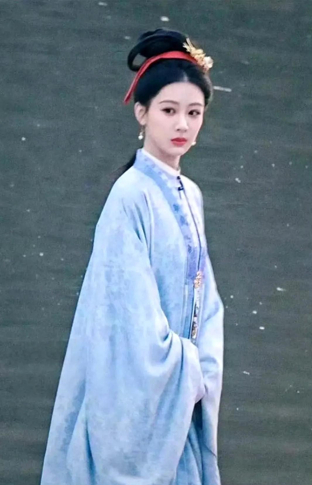 杨紫的野心好大啊！最近在节目上说，自己就想把所有朝代的衣服都穿一遍。那要是这么算