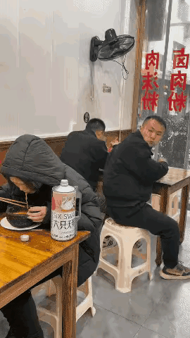 打的好，真的是活该被打！小女子挺聪明的，智商真是高，出手打恶男！

街边的普通饭