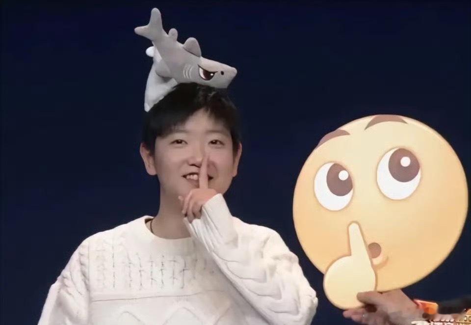孙颖莎长了鲨鱼角 孙颖莎头顶那对荧光鲨鱼角也太绝了，蓝盈盈的光裹着锐劲儿，活脱脱