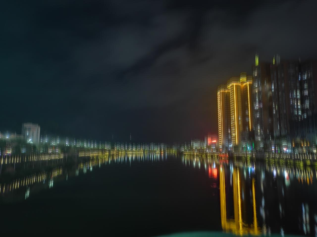 夜幕下的城市倒影，灯火辉煌，如梦似幻。