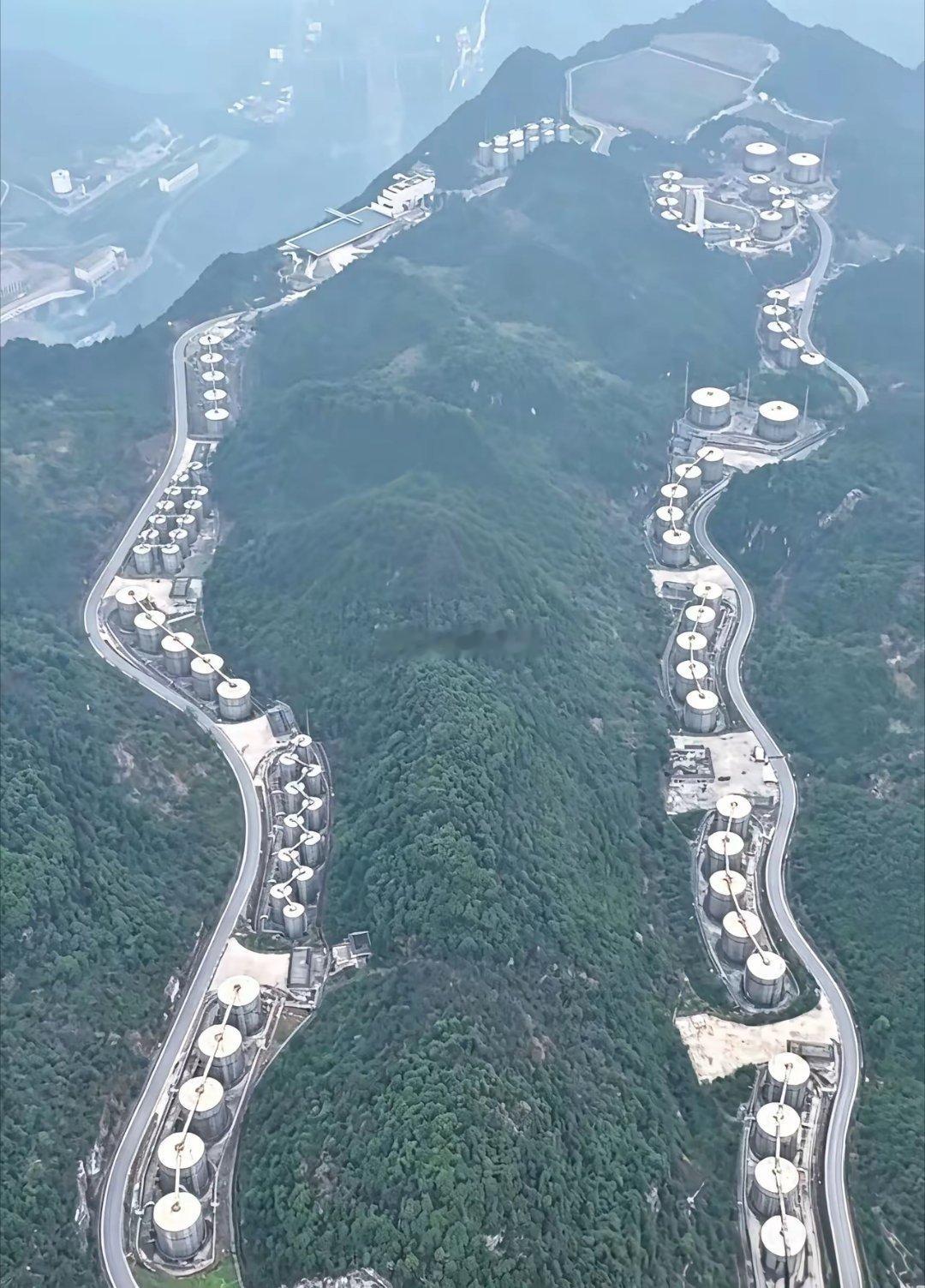 这个酒厂有特色吧占地10平方公里的酒厂，员工就有2万人你知道那个酒厂吗？ 