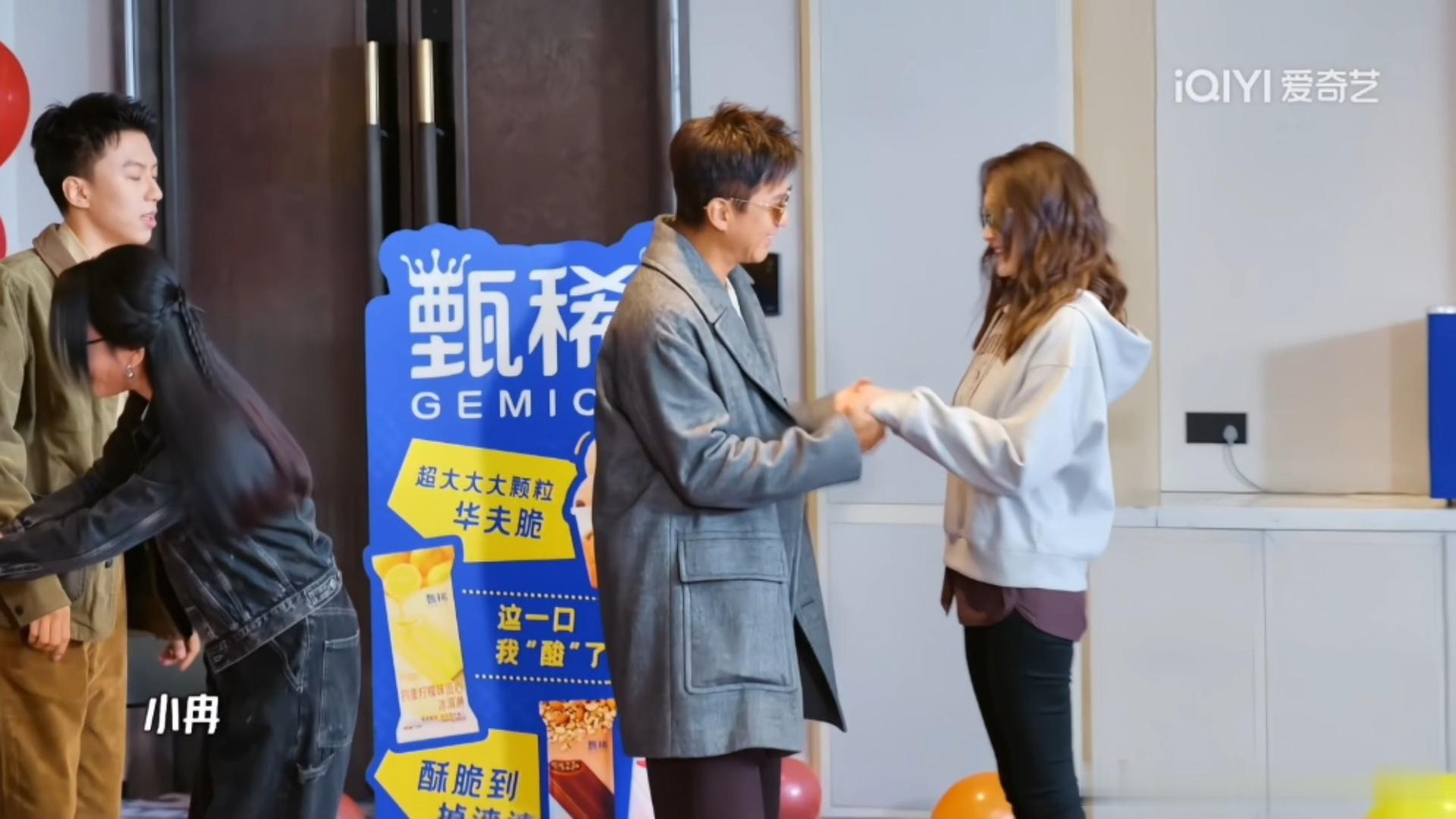 邓超控诉李小冉鹿晗叫李小冉姐姐哈哈哈哈哈五哈名场面新鲜出炉！李小冉出场自带酷飒b