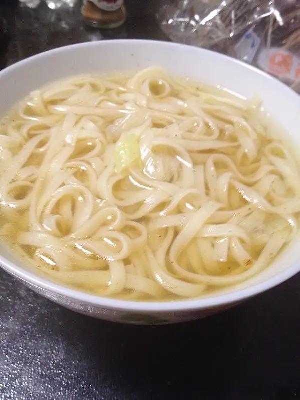 醒酒小妙招：昨晚喝醉后，特别是今天早上又吐酒的，取25厘米挂面17-27根，三五