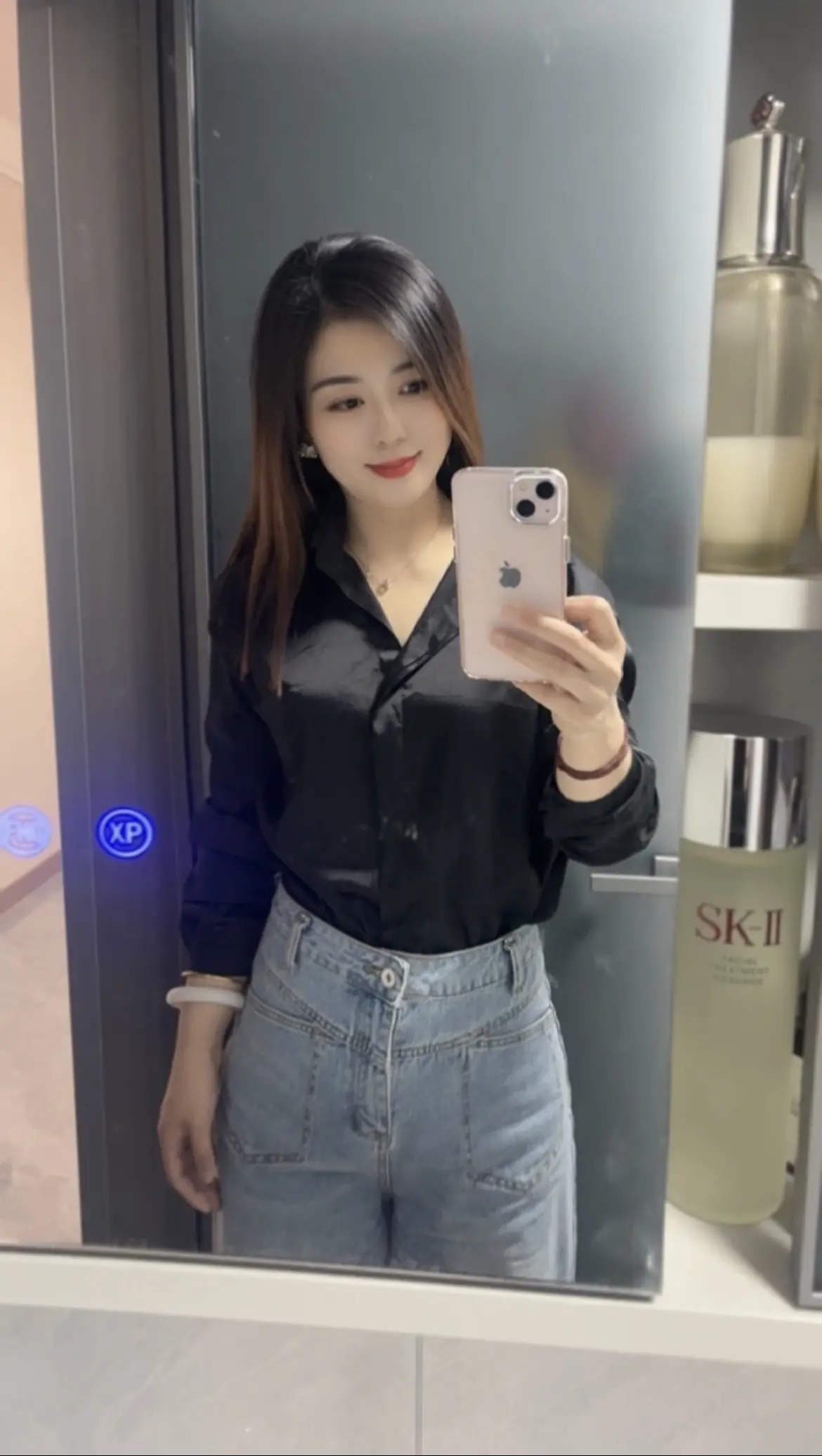 镜子照人，但照不了人心，任何关系，值得就好。