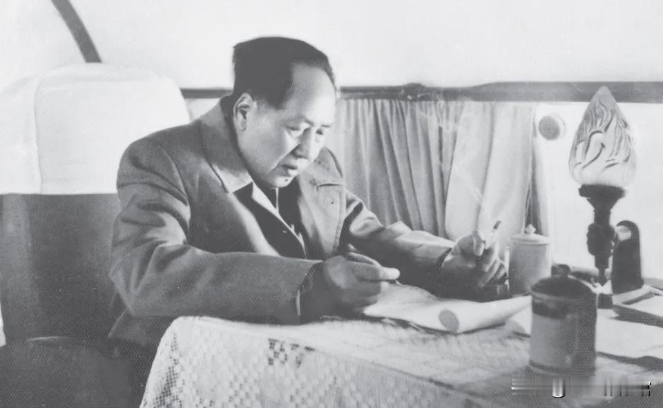 毛主席一生最大的爱好就是读书。据毛泽东身边的工作人员统计，仅从1972年底到19
