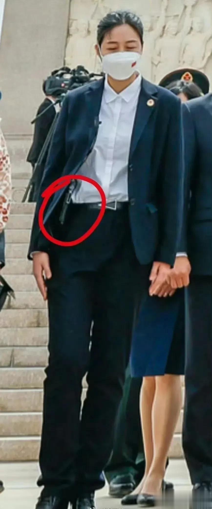 吴宇森的《英雄本色》中，发哥使用的手枪，为伯莱塔92式手枪，双枪狂扫劲敌的精彩一