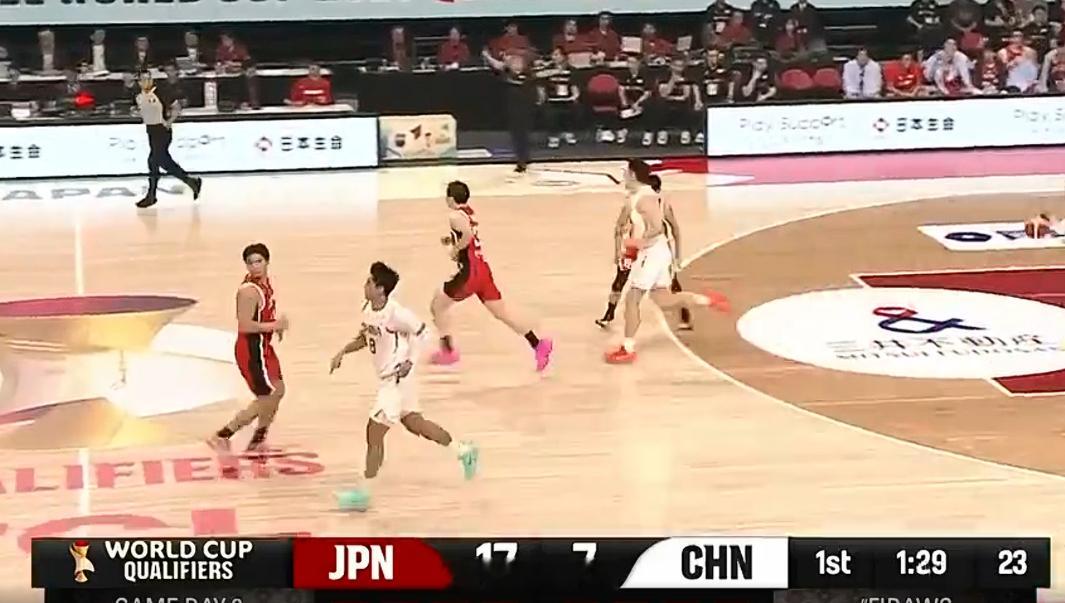 第一节前8分钟，中国男篮只得到5分，几名核心球员还身陷犯规陷阱，形势不容乐观啊。