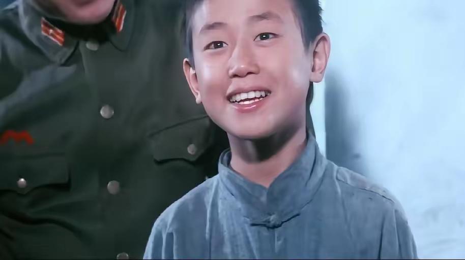 不忍看，这一幕
在电影《黑太阳731》
那令人窒息的开篇场景中，戈壁滩的寒风仿佛