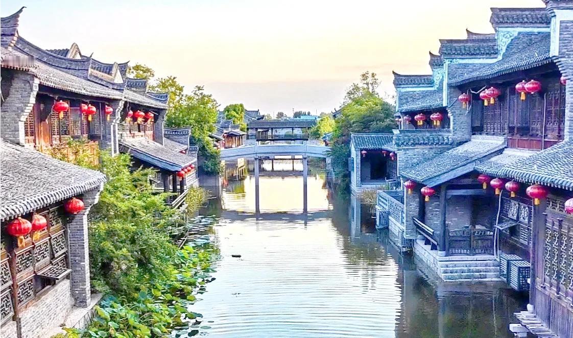 稳定是发展根基，发展是稳定动力。守稳大局凝心聚力，顺势开拓锐意进取，二者相辅相成