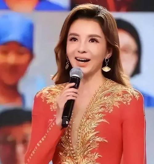 央视主持人朱迅于人民日报刊发题为《红旗漫卷映丹心》的文章。她结合自身多年一线工作