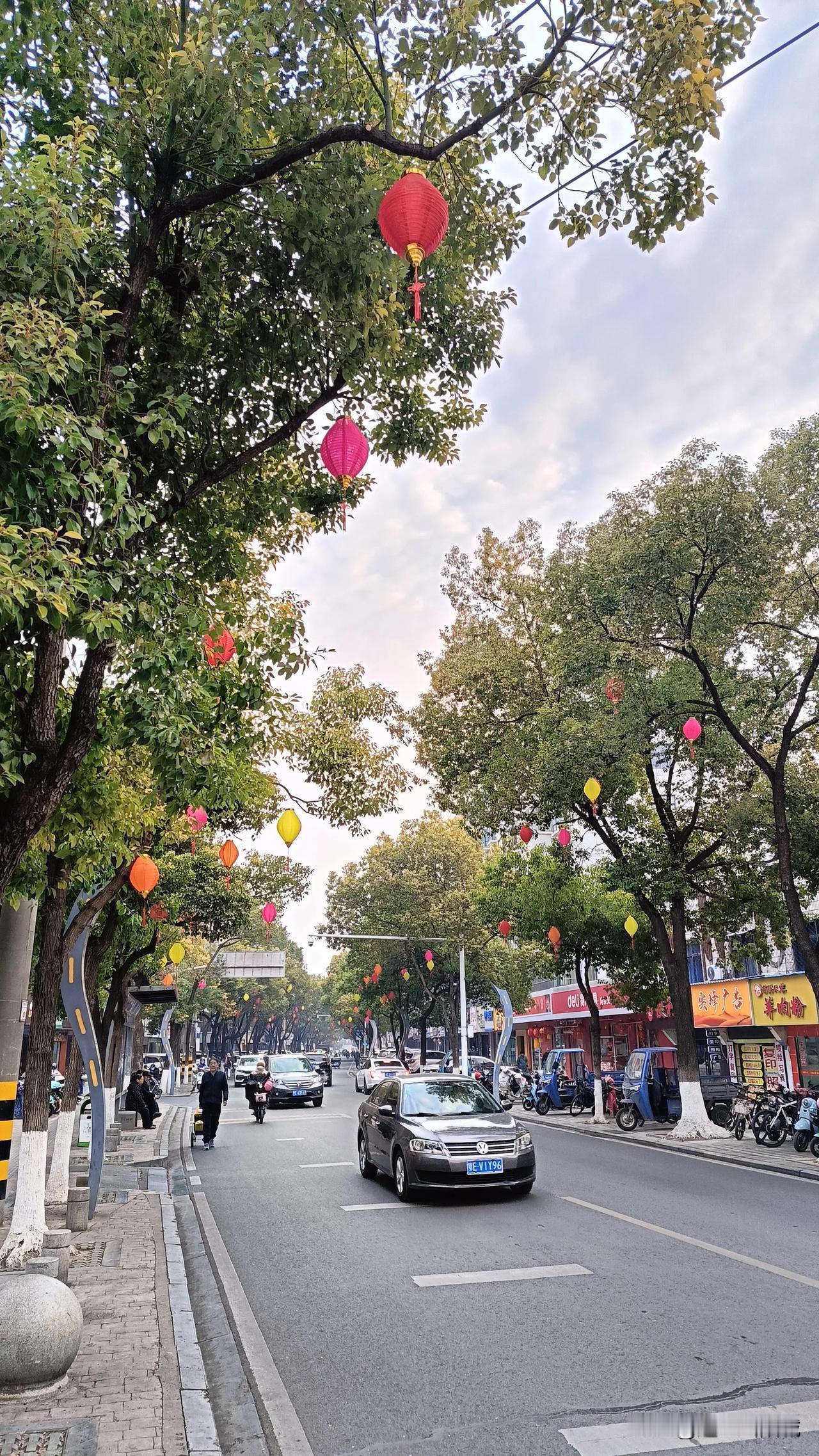 湖北宜昌当阳市最近为迎接新年在市区部分大街上挂了无数个各色彩灯笼。
这本是为了迎