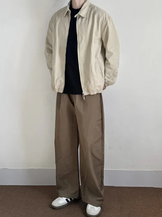 秋日干净少年感穿搭｜卡其色工装夹克白T叠穿