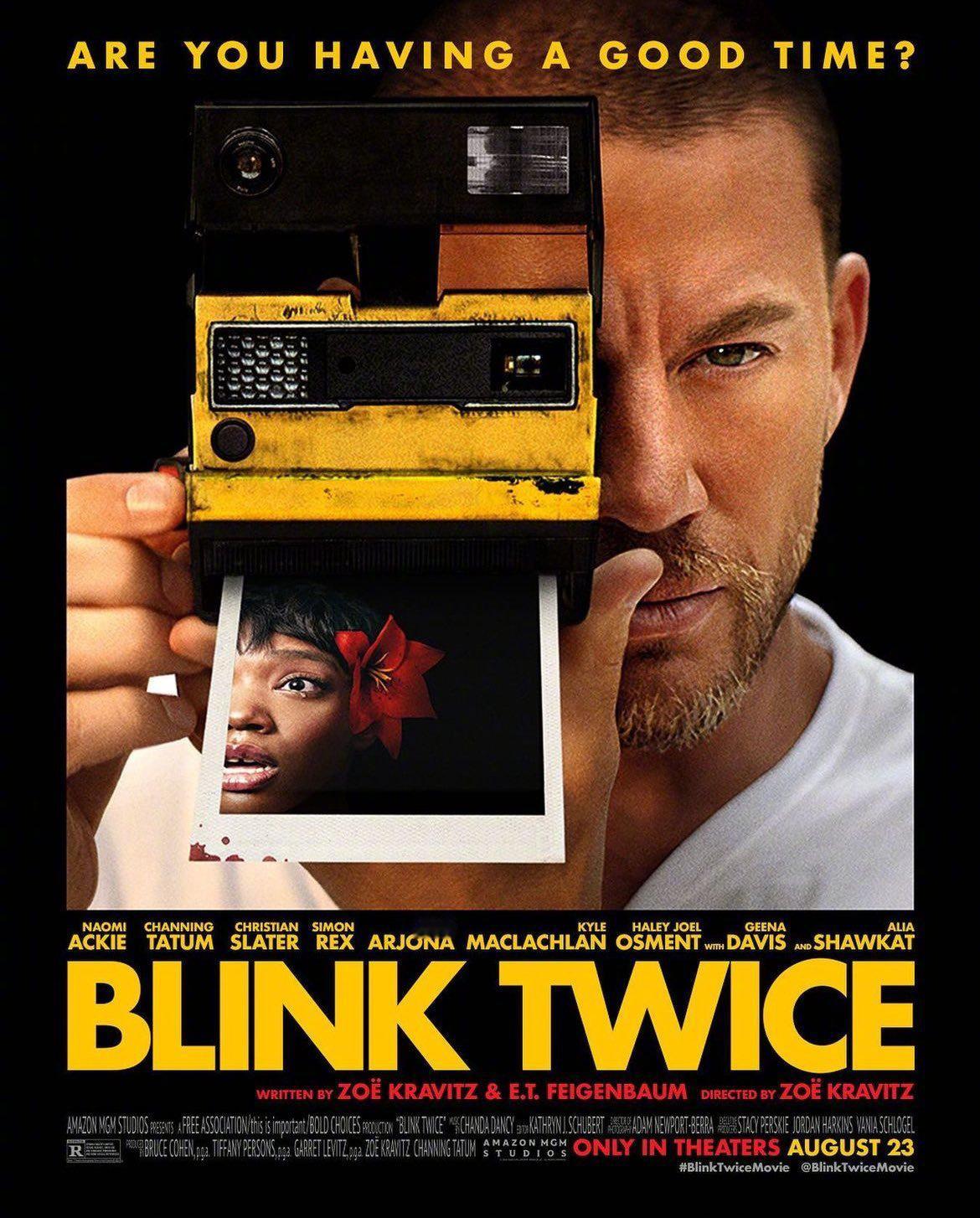 由佐伊·克拉维茨执导的首部电影《#眨眼两次#》发布颇具年代感的新海报，钱老板手拿