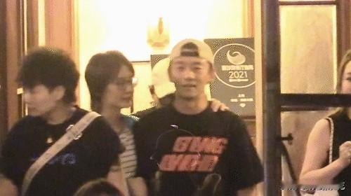 近日，郑恺和苗苗被拍到深夜结伴出门会友。夫妻俩完全是连体婴状态，全程黏在一起勾肩