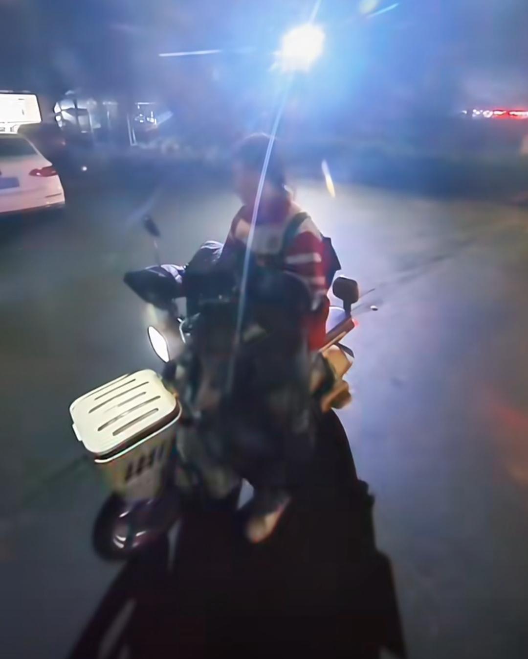 湖北襄阳的深夜，城市渐渐褪去喧嚣，一名学生独自骑着电动车行驶在街头，单薄的身影在