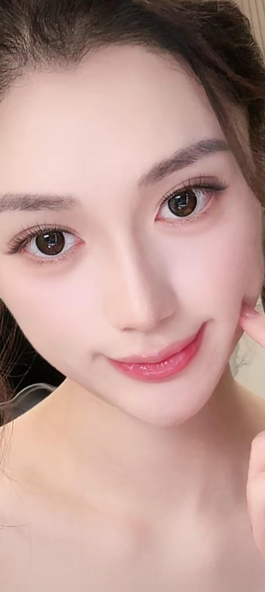 这姑娘笑起来真好看。