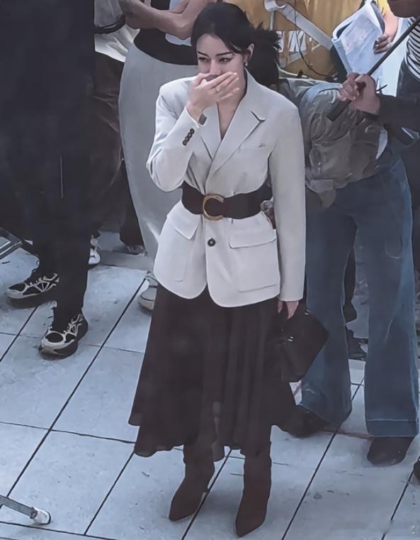 迪丽热巴从9月起出现感冒不适症状，咳嗽持续两个月都未好转。本月直播时鼻音明显且频