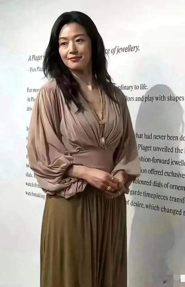 全智贤活动生图“破圈”了，褪去韩式柔光的加持，女神也开始“跌落神坛”了。全智贤在