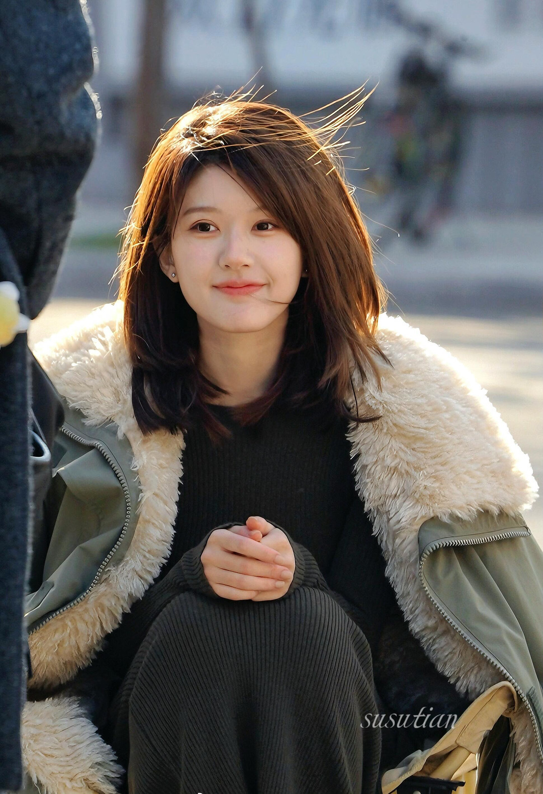 偶遇赵露思驰援西藏物资车 一直都有在默默做公益的露思，人美心善[爱你] 赵露思[