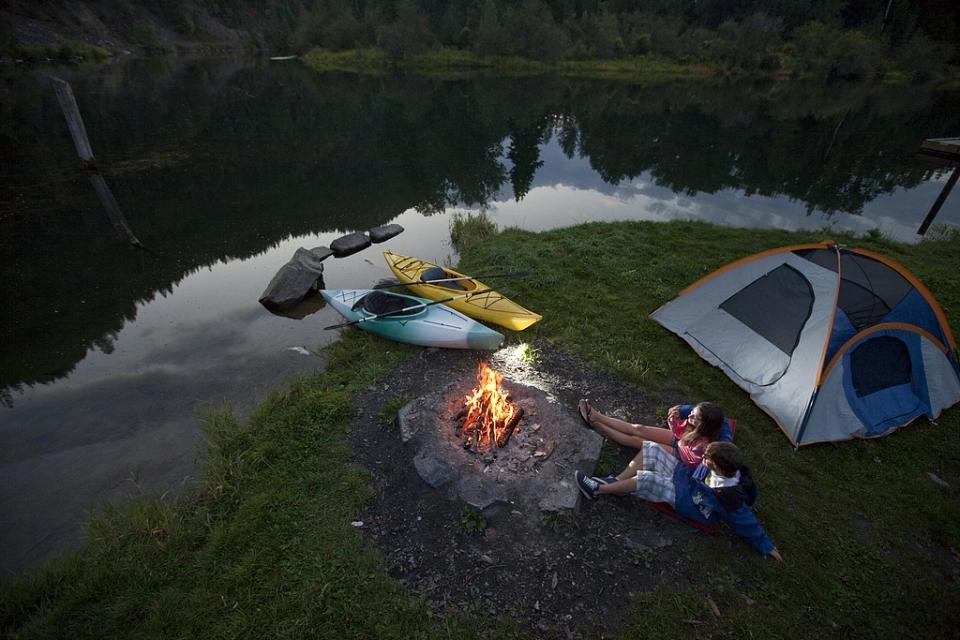 2025年8月15日，年轻女子李某和6名亲友去青海海东一农庄营地露营，这农庄一侧