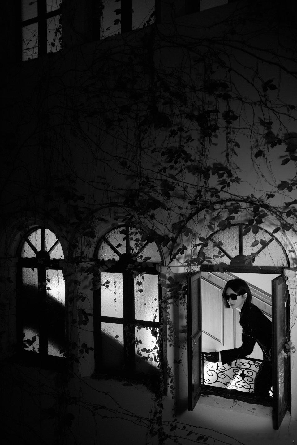 秦岚红毯造型演了部双女主戏秦岚星光大赏杀疯了！西装烟熏妆A酷拽，黑裙造型美飒绝，