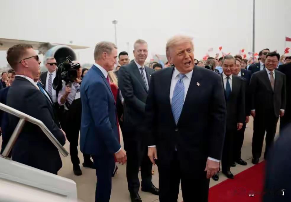 特朗普把中国回访当救命稻草，他到底想捞什么？
中国回访的消息一出来，特朗普那边的