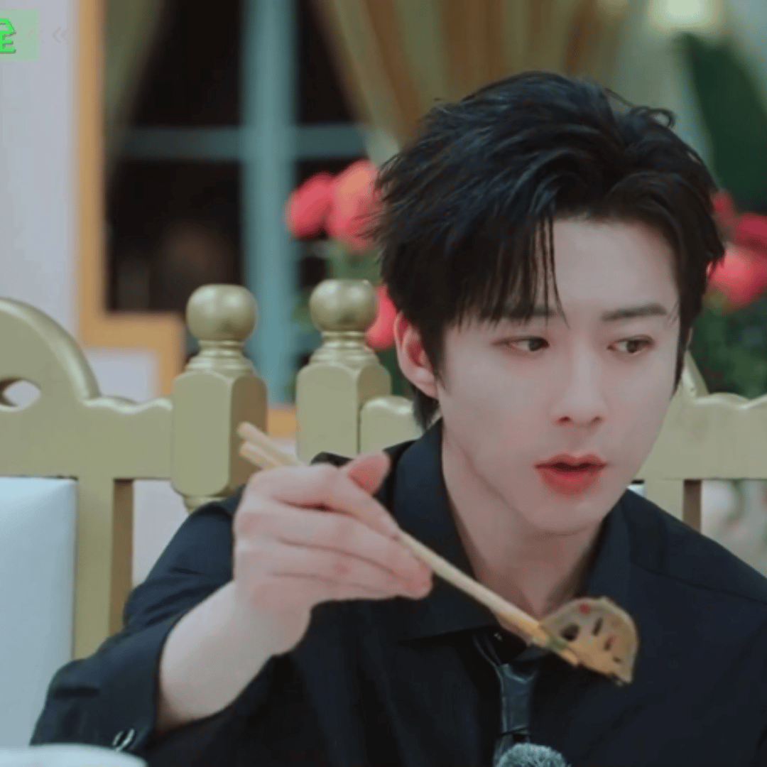 辣得梭哈梭哈还继续吃，可爱薯了！！！ 刘宇宁开始推理吧