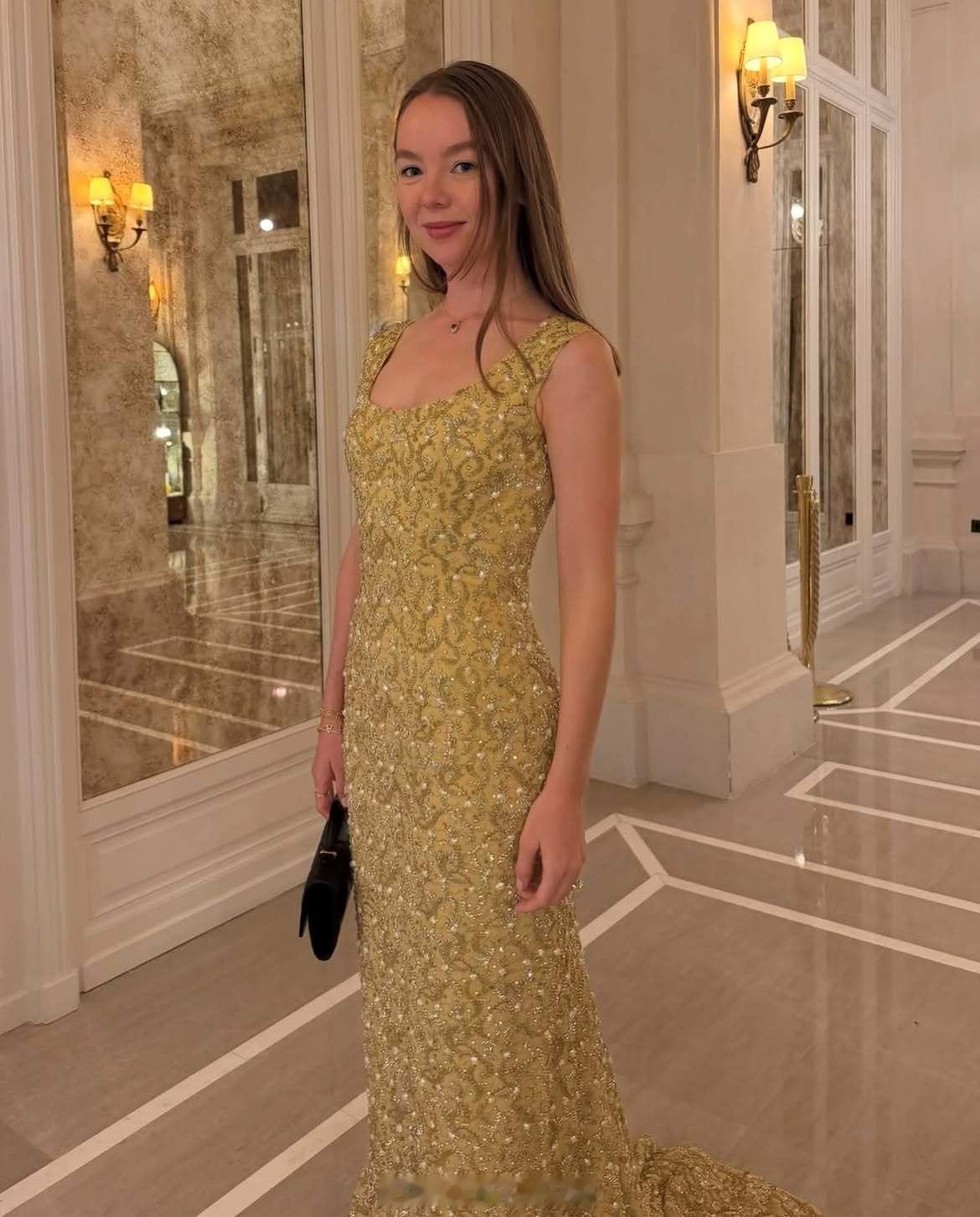 穿我的衣服吧 昨天摩纳哥卡洛琳公主的小女儿亚历珊德拉在ins晒照，大概是穿着经典