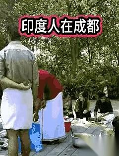 有网友在成都一处广场看到这么一幕：几十号人“哗啦”一下围坐下来，直接把柏油路当成