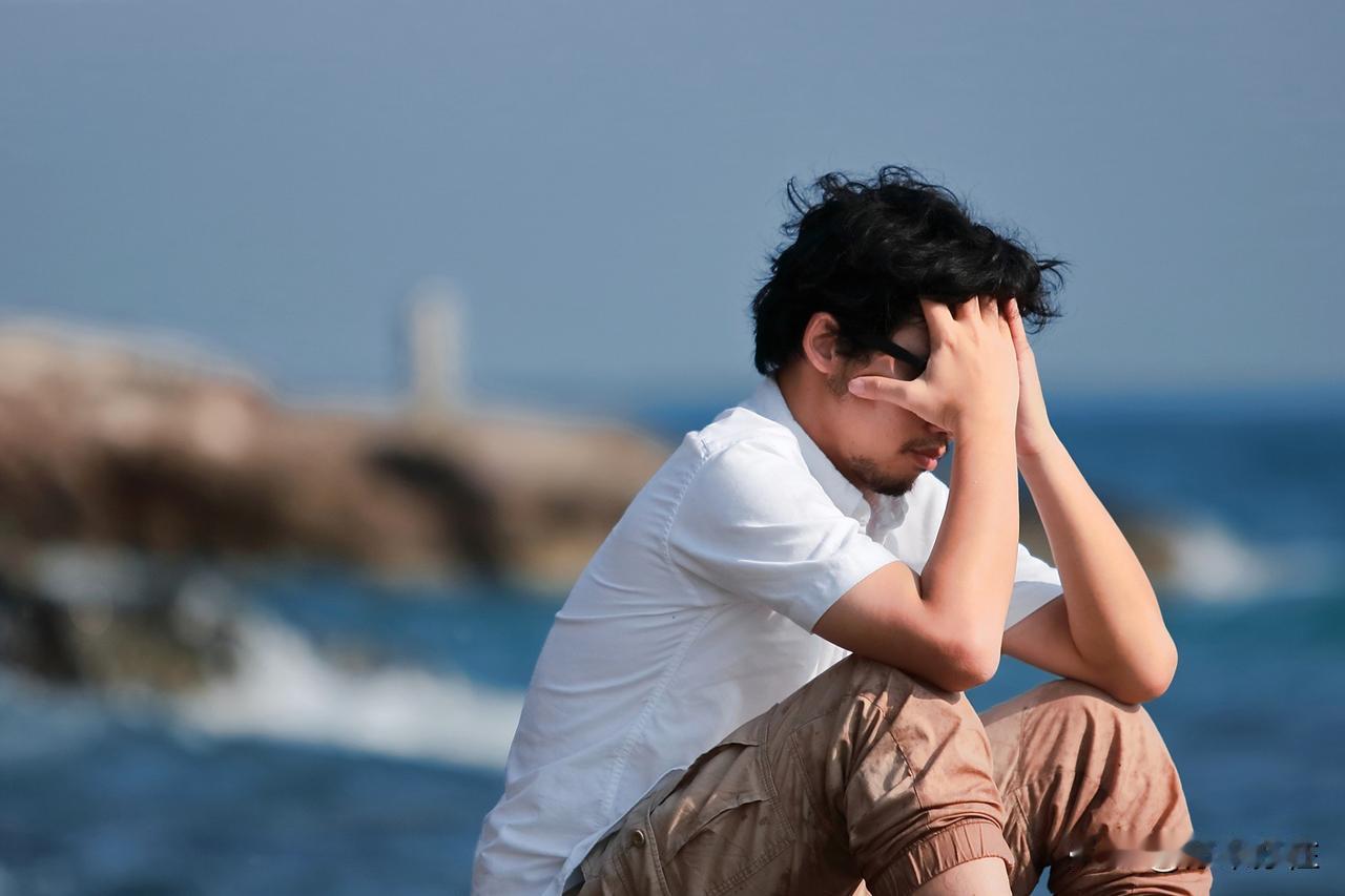 阿梅是个贩卖干货的小商贩，每日天不亮就起床，在菜市场里忙得不可开交，还带着个四五