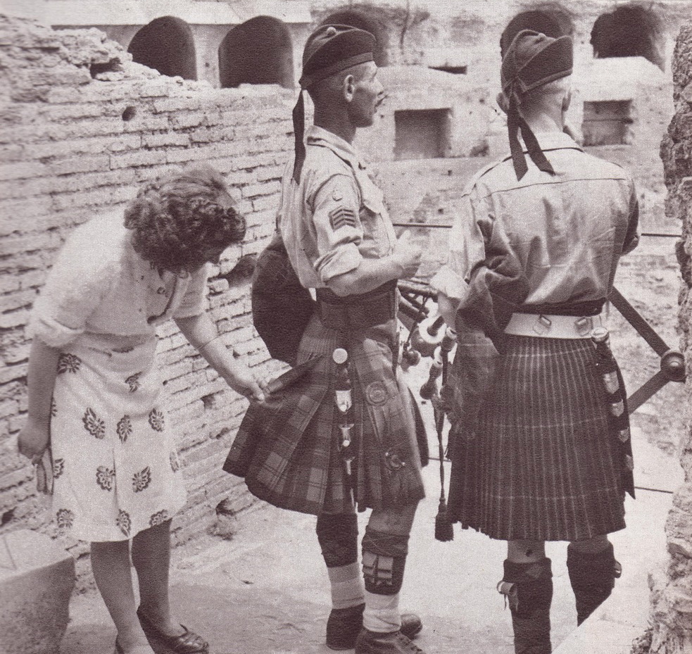 意大利女人在欣赏苏格兰士兵的方格呢短裙（1944年） ​​​