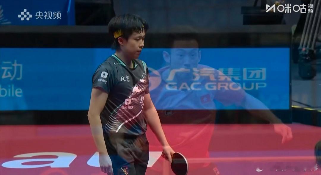 今晚的赛场全程高能到攥紧拳头，每一分都在刺激神经、绷紧心跳！第二局黄镇廷领先时的