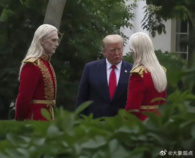 特朗普在跟谁说话？不会是外星人伪装的吧？感觉有点像蜥蜴人！