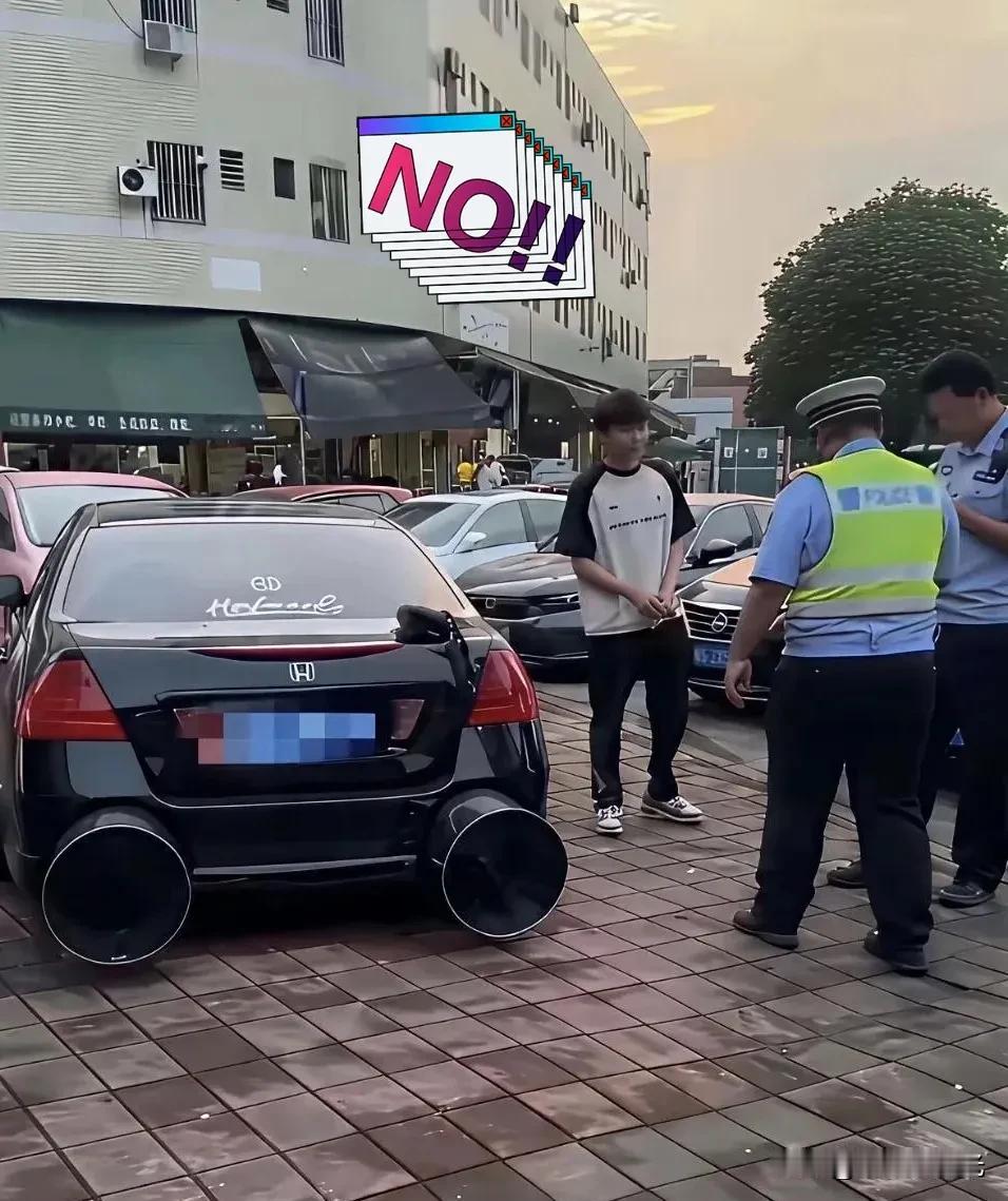 好好的车非要改装成这样

开在路上虽然回头率高，但也容易引起帽子叔叔的注意

这