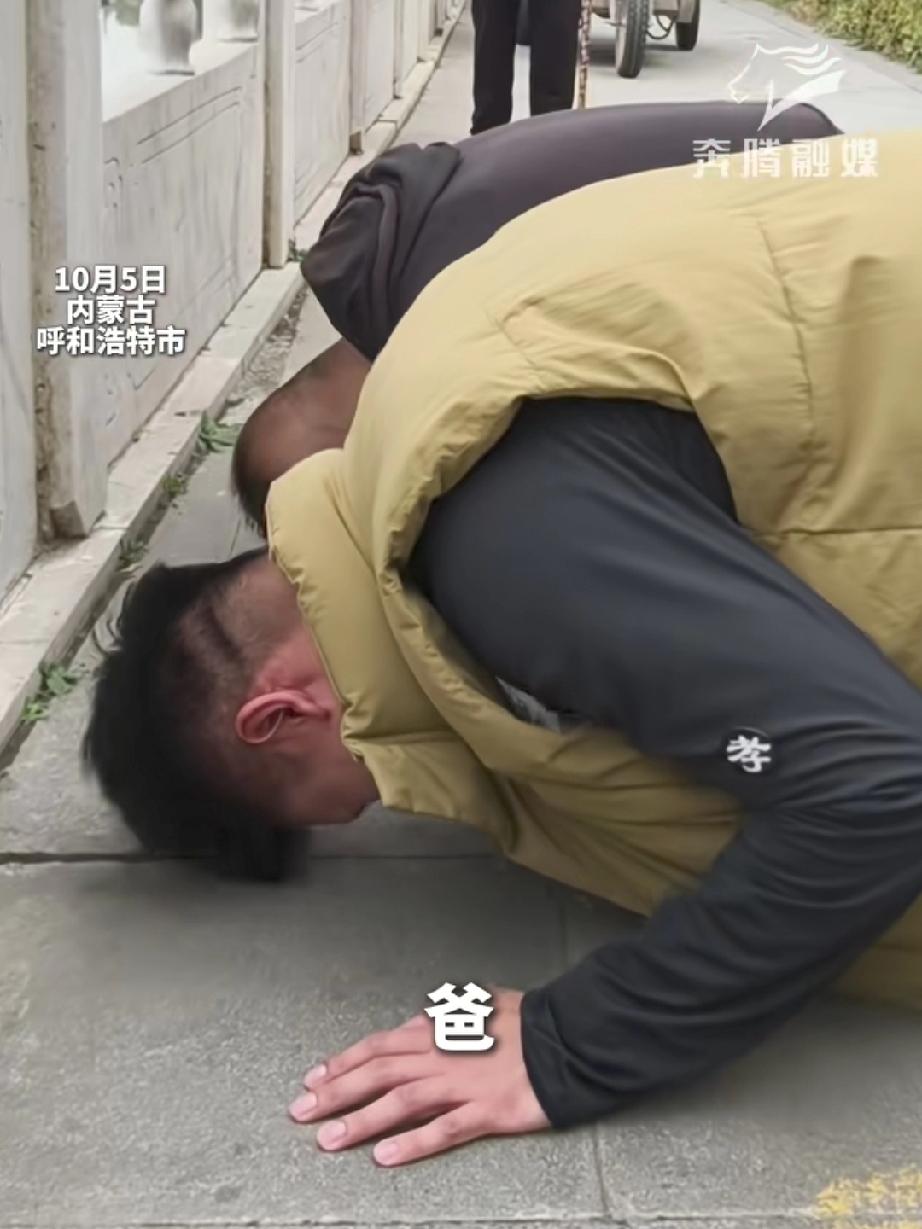 在父亲牺牲的河边，他和获救者连磕三头，长跪痛哭：“爸爸你的精神我会传扬下去”
 