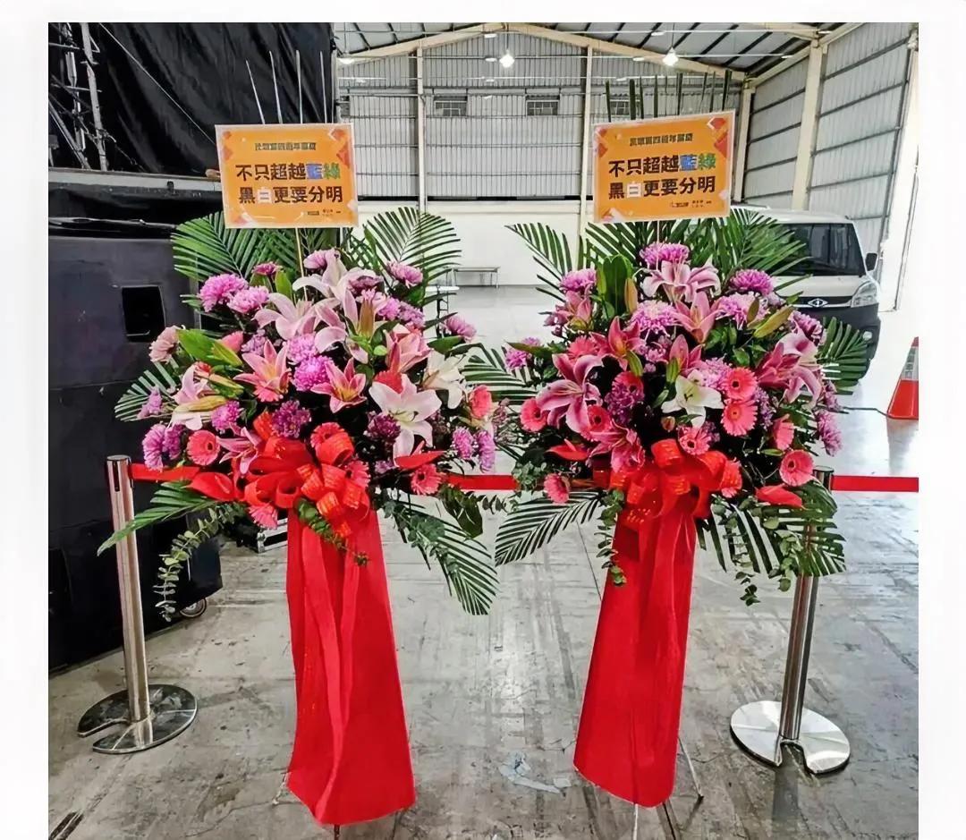 【岛内民众党党庆　“时代力量”主席王婉谕送花轰：和黑金靠拢的意志仍无比坚定】台湾
