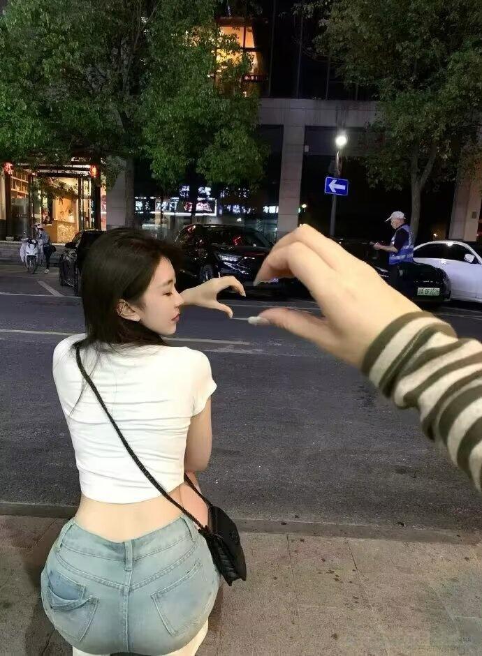 世界上有两种东西最折磨人 : 一种是钱，会把人累死， 一种是感情，会把人折磨死，