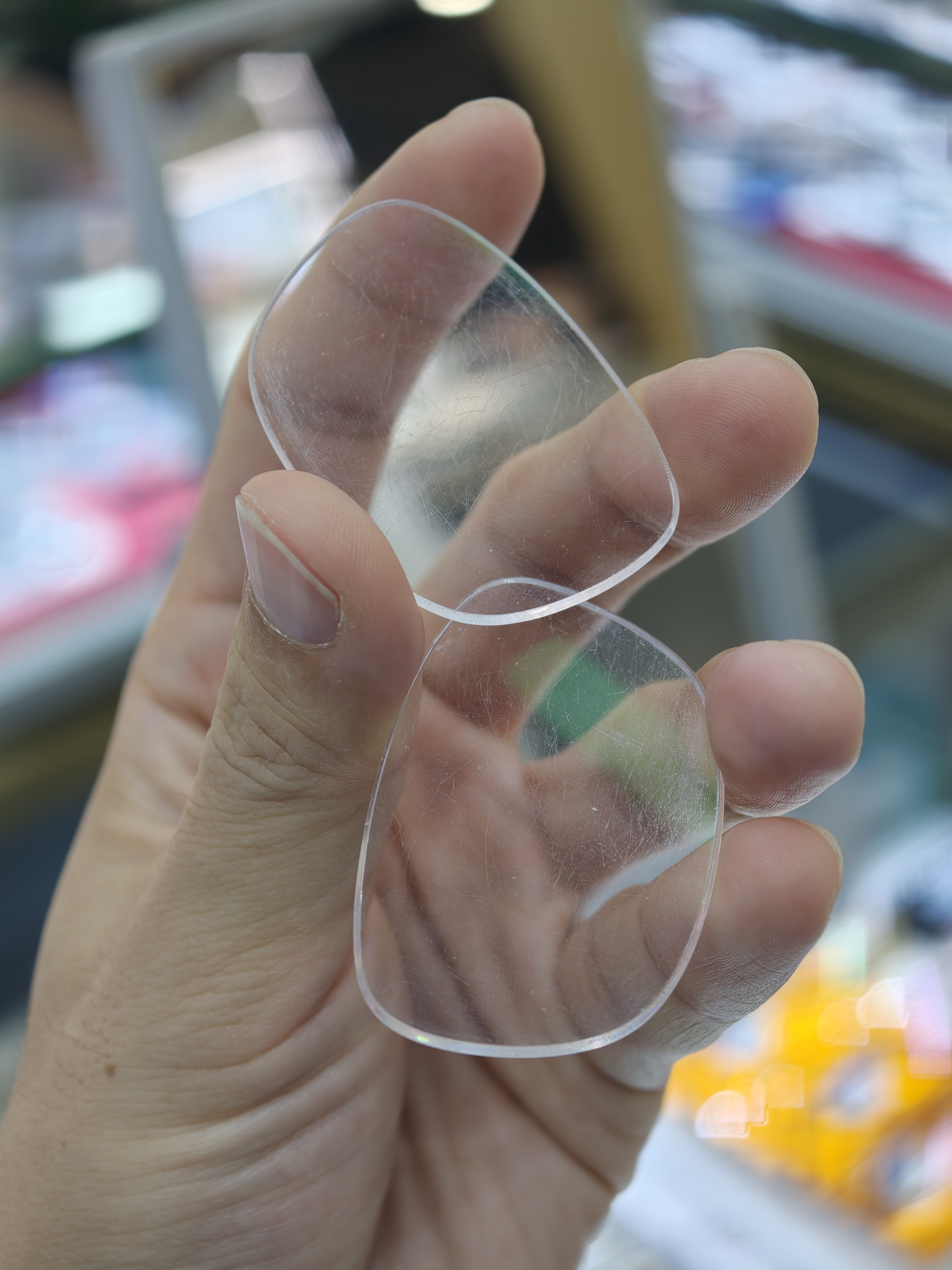 小朋友这眼镜片啊，都划成磨砂的了，真不知道他咋用的 