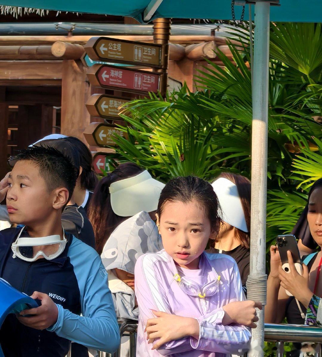 三亚水上乐园偶遇董璇小酒窝网友在三亚水上乐园偶遇董璇小酒窝，星二代里为数不多的小