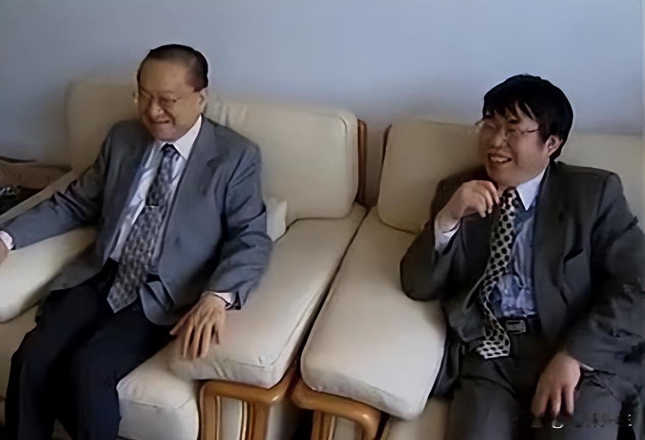 1983年，金庸设家宴款待聂卫平。保姆上了15只大闸蟹，聂卫平狼吞虎咽吃了13只