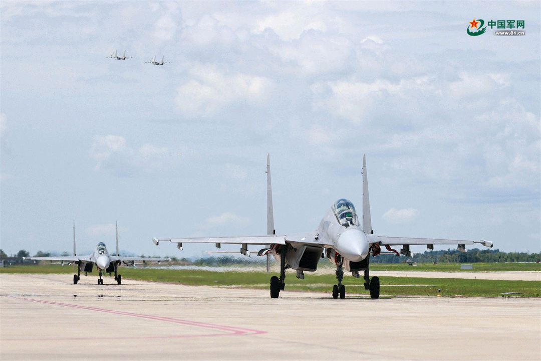 南空“霹雳雄鹰”歼-16，双机凌月烽火问鼎计划制胜空天