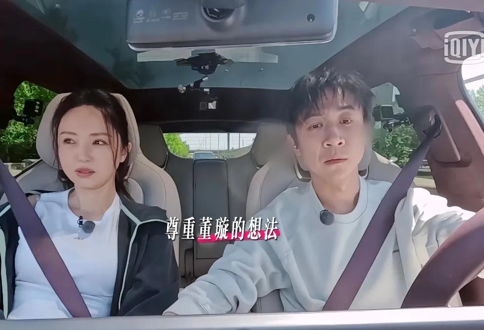 《姐姐当家》最新一期，节目组很贴心的把张维伊的耳机给P掉了，但是后期没p干净，有