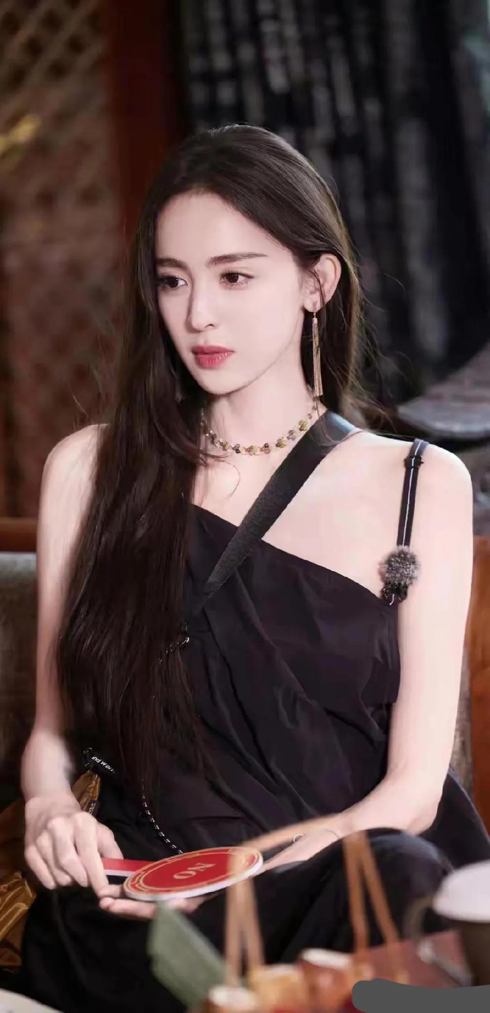 身着黑色衣服的古力娜扎，神秘而高贵的气息扑面而来。黑色的服饰将她的肌肤映衬得更加